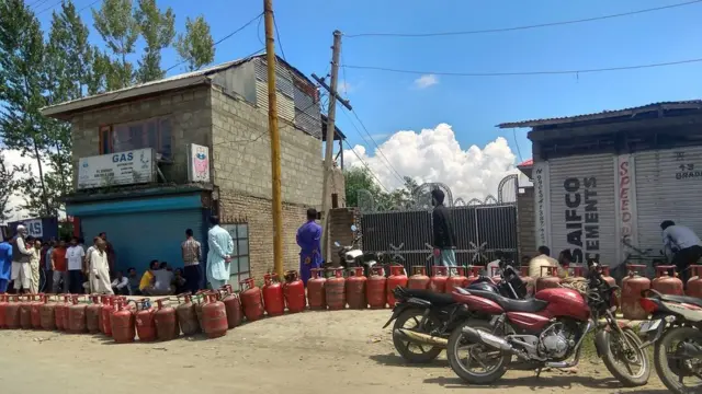 সরকারি অবরোধের মুখে কাশ্মীরে গ্যাসের জন্য লম্বা লাইন।