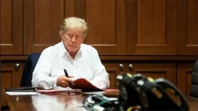 特朗普在医院身着便装的照片