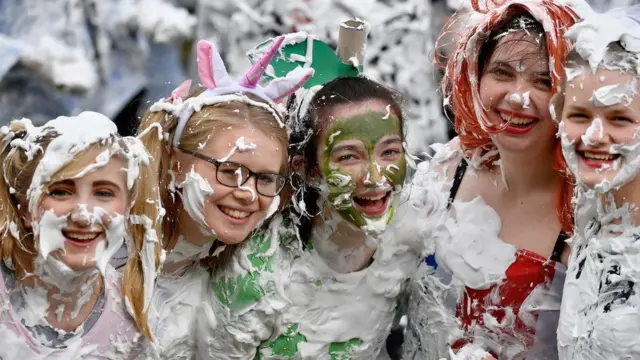 ફીણની હોળીની મસ્તી