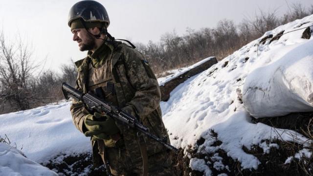 Một người lính Ukraine đang tuần tra