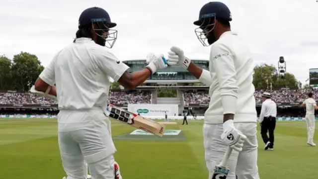 વિરાટ કોહલી અને સાથી ખેલાડી