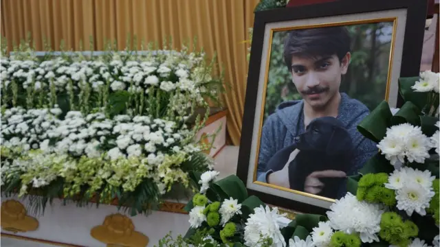 ภาพของลีโอวางไว้ข้าง ๆ หีบศพ