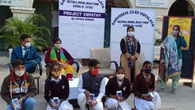 नयाँ फोन पाएपछि विद्यार्थी