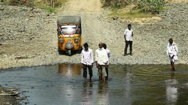 వాగు దాటుతున్న ఆటో