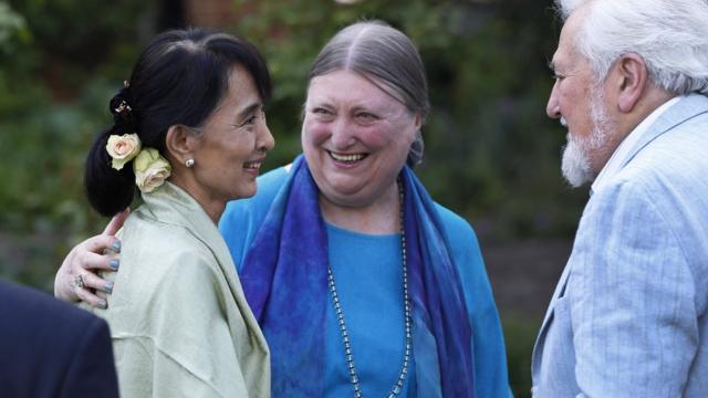 Bà Aung San Suu Kyi gặp lại bạn bè cũ tại đại học Oxford năm 2012