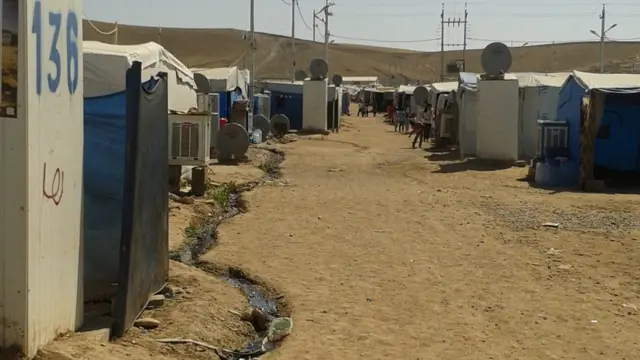 كان هذا هو المنظر الذي يراه خالد وأسرته عن الإطلال من خيمتهم.