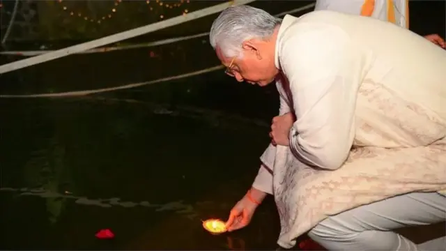 દીપ પ્રવાહિત કરતાં પ્રવિંદ જગન્નાથ