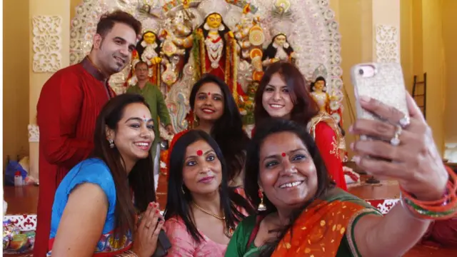 পূজা মন্ডপে দেবী দুর্গার সঙ্গে সেলফি