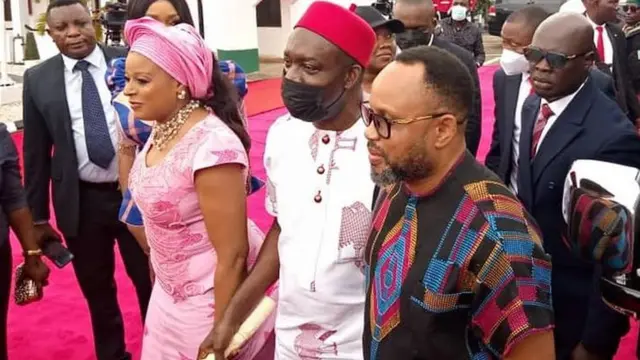 Nwunye Gọvanọ Anambra, Nonye Soludo, Ọkammụta Chukwuma Soludo nakwa Dọkịnta Onyekachi Ibezim, osote Gọvanọ Anambra steeti ka ha na-abata ogige Gọọmenti ebe a ga-edubanye ha n'ịṅụ iyi ọrụ