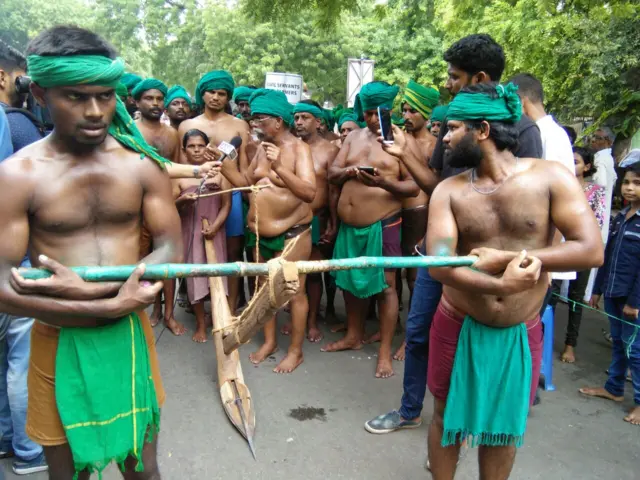 தற்கொலை செய்து கொண்ட விவசாயிகளின் குடும்பத்தினர் ஏர் களைப்பை பிடித்து போராட்டம்
