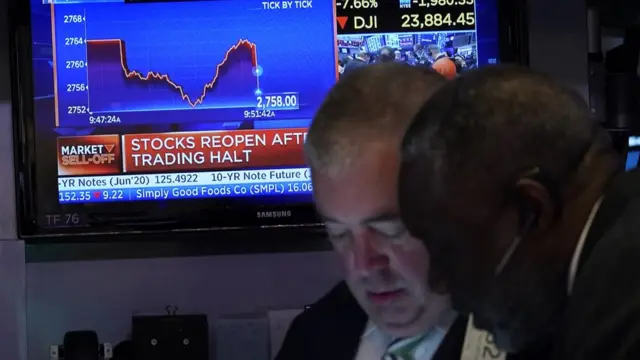 বড় ধসের পর ওয়াল স্ট্রীটের শেয়ার বাজারে লেন-দেন বন্ধ রাখা হয় কিছুক্ষণের জন্য।