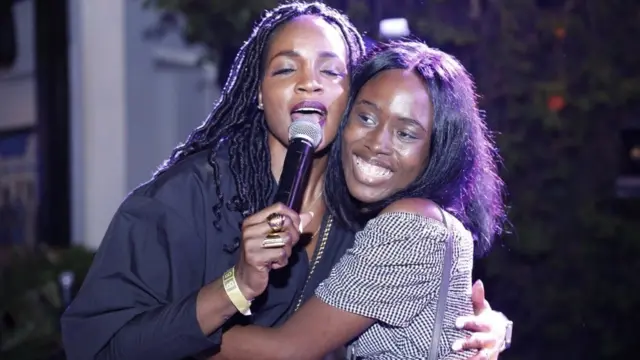 Seyi Shay with a fam