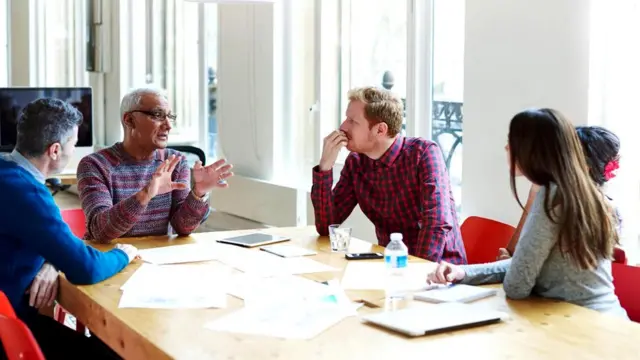 Исследования показывают, что регулярная поддержка со стороны начальника способствует улучшению результатов работы