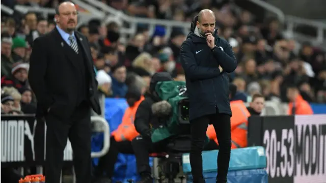 Umutoza Pep Guardiola (iburyo) mu mukino ikipe ye yatunguwe igatsindwa na Newcastle y'umutoza Rafael Benítez (ibumoso) ibitego 2-1 muri iki cyumweru