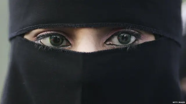 ਧਾਰਮਿਕ ਚਿੰਨ੍ਹਾਂ ਲੈ ਕੇ ਇਤਿਹਾਸਕ ਫ਼ੈਸਲੇ