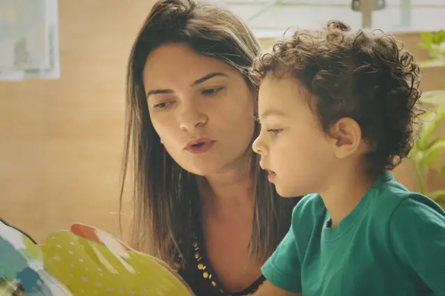 Mãe lê para filho