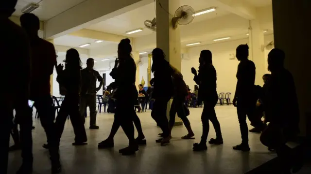 คำชวนทำงานเงินดีในต่างแดน อาจเป็นหลุมพรางสู่การตกเป็น "เหยื่อ"