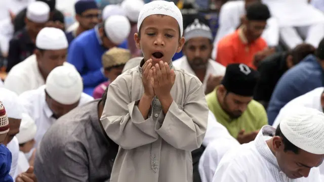 नमाज़ पढ़ता एक बच्चा