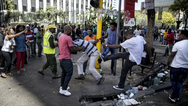 Some South Africans dey attack black migrants