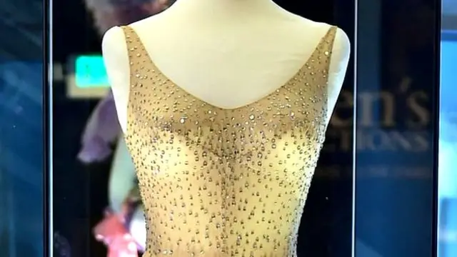 पोशाक 4.8 मिलियन डॉलर में नीलाम हुई है.