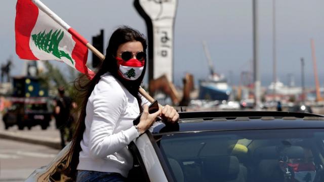 протестующая в ливане