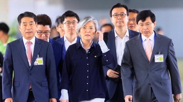 La ministra de Relaciones Exteriores de Corea del Sur, Kang Kyung-wha, es escoltada por funcionarios surcoreanos.