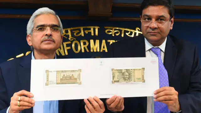 नए नोटों का डिज़ाइन लोगों के सामने रखते आर्थिक मामलों के सचिव शशि कांत दास (बाएं) और रिज़र्व बैंक के गवर्नर उर्जित पटेल