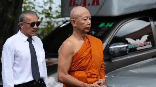 ผู้ร่วมในพิธีประกอบด้วย สมาชิกในครอบครัวของ พล.อ. อภิรัชต์ นายชูวิทย์ กมลวิศิษฎ์อดีตเจ้าของกิจการอาบ อบ นวด ชื่อดัง ที่รู้จักกันตั้งแต่ครั้งที่ พล.อ.อภิรัชต์ ไปศึกษาที่ประเทศสหรัฐฯ