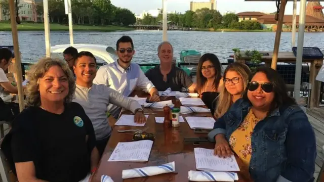 Rob i Džon Kuper sa odraslom decom. Kristofer, koji je bio beba, tokom izložbe Ljubav je suština porodice, ženi se ove godine