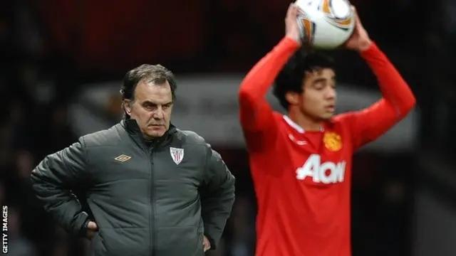Marcelo Bielsa y el defensor del Manchester United, Rafael da Silva