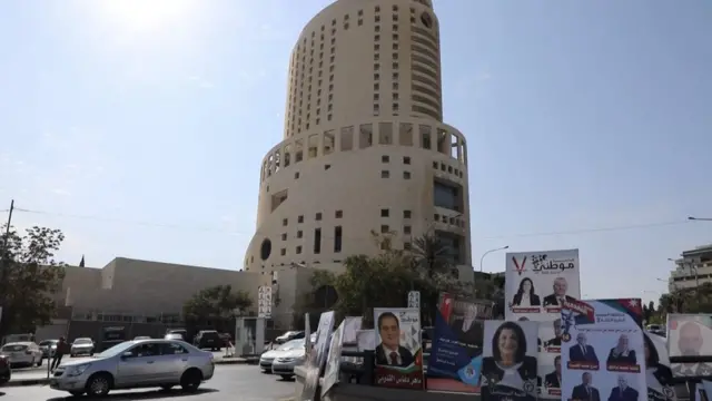 لافتات انتخابية في شوارع عمان قبيل الانتخابات النيابية