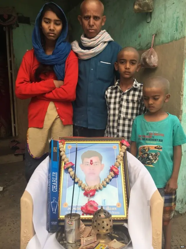 महेश की तस्वीर के साथ उनके तीनों बच्चे और उनके बड़े भाई