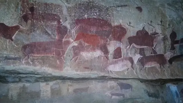 ఆధునిక మానవులు గుహల గోడల పై చిత్రాలను కూడా చిత్రించారు.