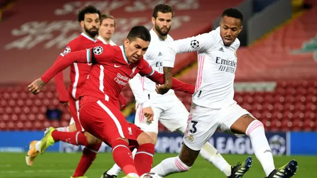 Partido de Liga de Campeones entre Liverpool y Real Madrid.