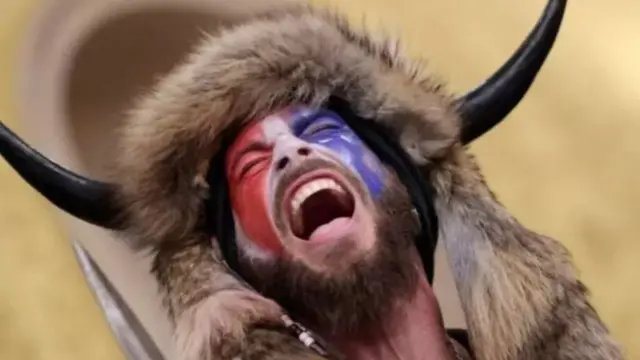 कॅपिटोल बिल्डींगवर हल्ला करणारा एक ट्रंप समर्थक