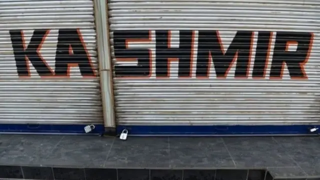 कश्मीर में बाज़ार बंद हैं.
