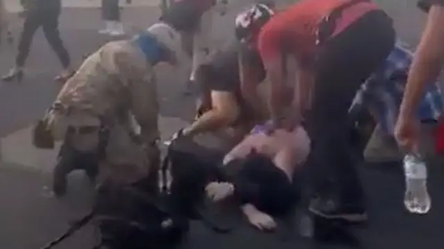 People help a man who was shot amid clashes in Albuquerque (15/06/20)