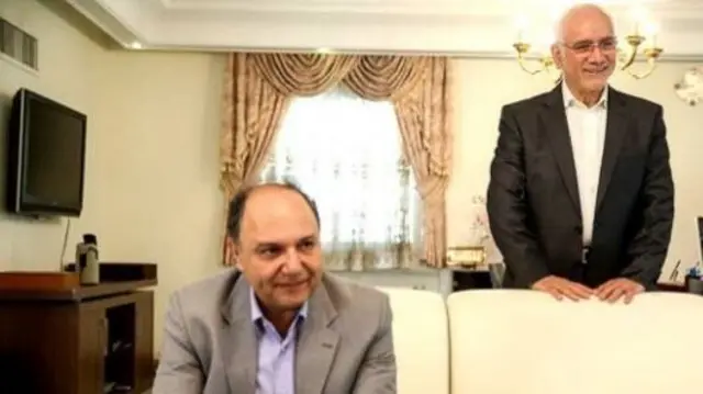 غلامرضا آقازاده (نفر ایستاده) و محمد سعیدی رئیس و معاون امور بین الملل سازمان انرژی اتمی در دولت های محمد خاتمی و محمود احمدی نژاد