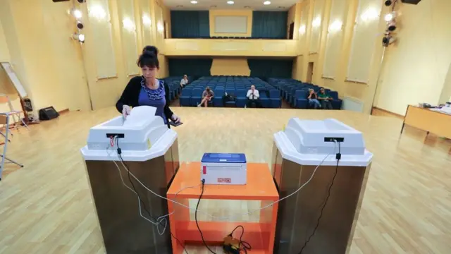 На многих участках в Москве стояли КОИБы - электронные урны, которые сами считают голоса избирателей. Тем не менее это не помешало Мосгоризбиркому опубликовать предварительные результаты только ближе к двум часоам ночи.