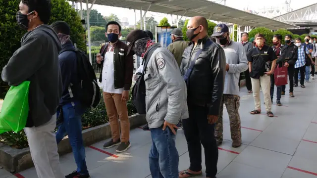 Penumpang kereta, virus corona, covid-19