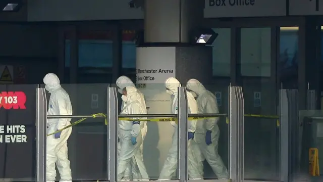 Técnicos analizan la escena del atentado