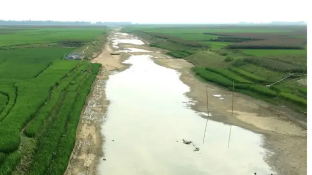 सूखी हुई बांग्लादेशी नदी