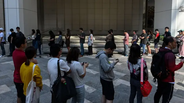 Очередь голосующих на одном из избирательных участках Гонконга