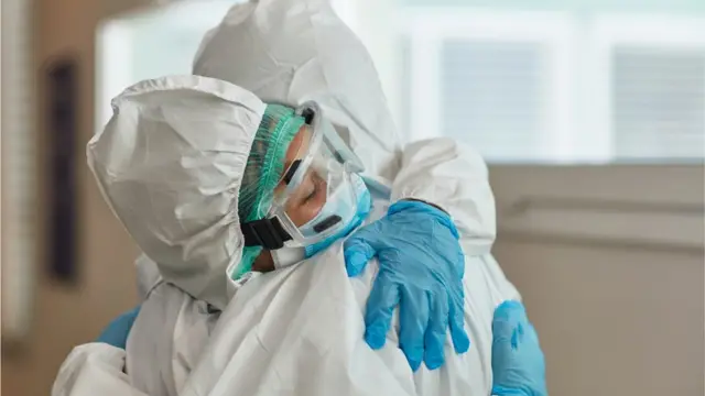 Dos médicos abrazándose