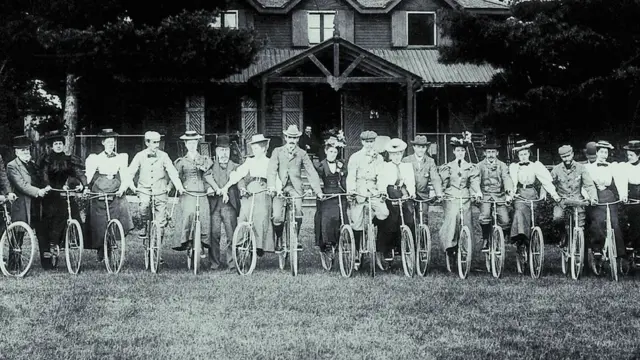 Imagem mostra homens e mulheres com bicicletas