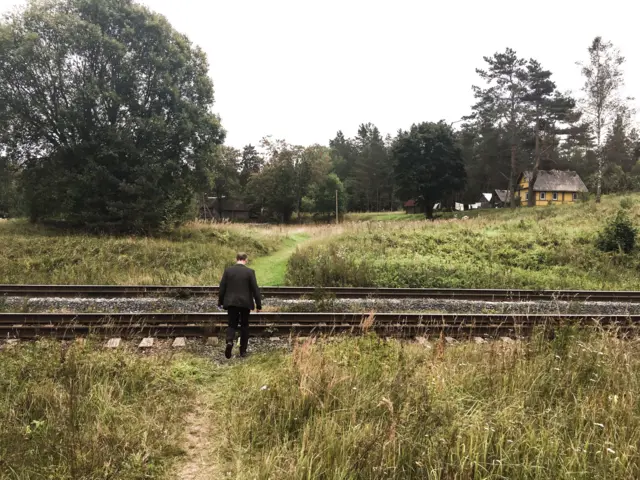 Член УИК ищет нужный дачный участок около деревни Цапелька