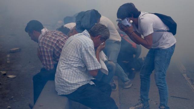 Manifestantes afectados por los gases lacrimógenos durante las protestas opositoras en Caracas.