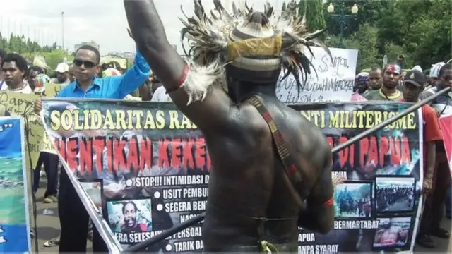 Warga Papua memprotes tindakan militerisme di Papua