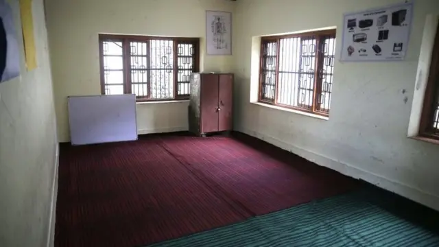 खाली क्लासरूम