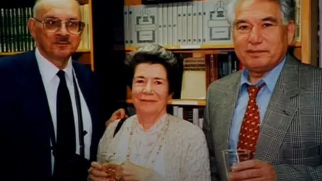 Брюссел университетинин профессору Жан Бланковдун үй-бүлөсү менен жакшы мамиледе жүргөн.